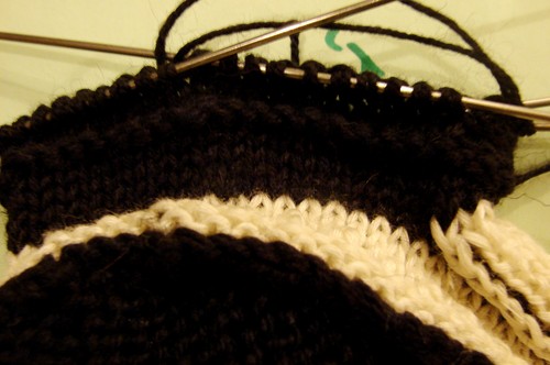 Schwarze und weiße Booties mit Stricknadeln für den Sommer