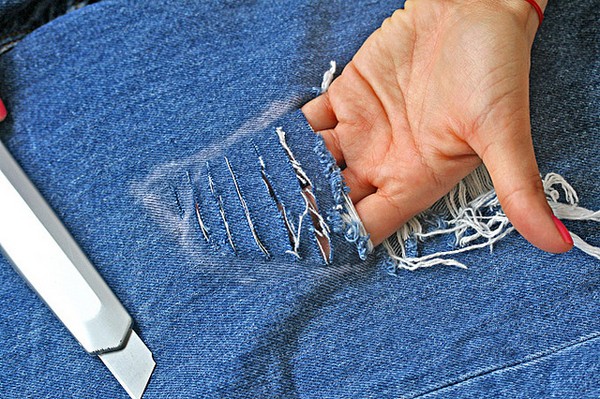Wie man Jeans mit Schrammen oder zerrissene Jeans selbst macht
