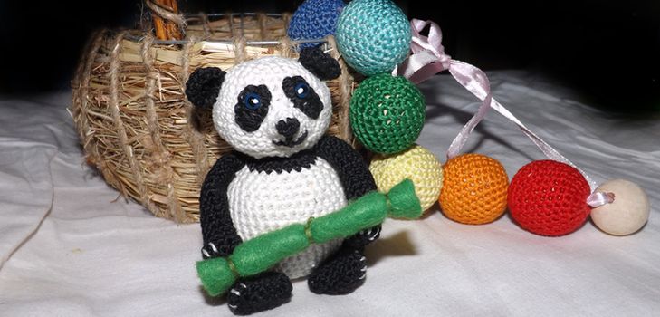 Gestricktes Panda Spielzeug mit Ihren eigenen Händen