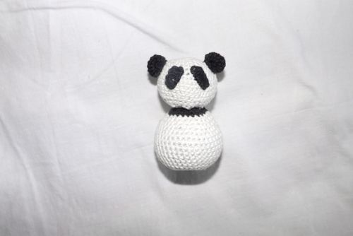 Gestricktes Panda Spielzeug mit Ihren eigenen Händen