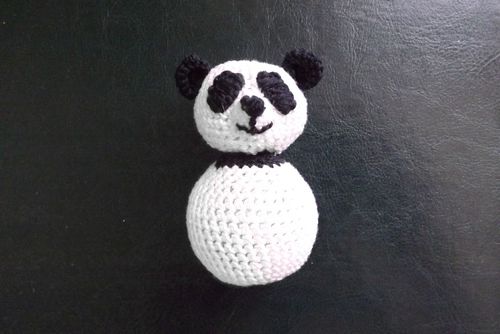 Gestricktes Panda Spielzeug mit Ihren eigenen Händen