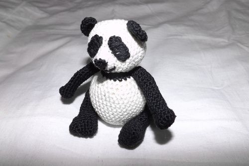 Gestricktes Panda Spielzeug mit Ihren eigenen Händen