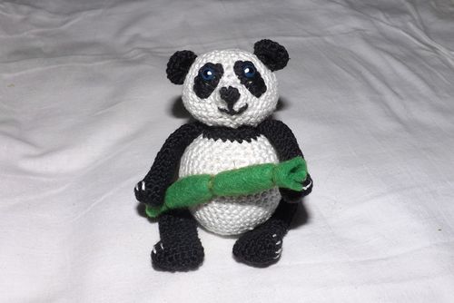 Gestricktes Panda Spielzeug mit Ihren eigenen Händen