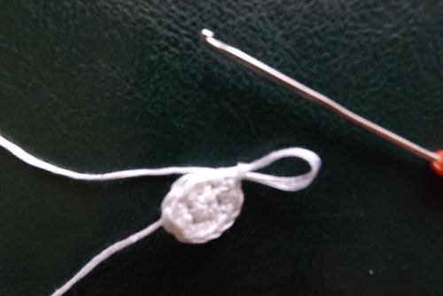 Gestricktes Panda Spielzeug mit Ihren eigenen Händen