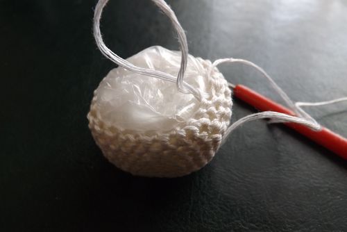 Gestricktes Panda Spielzeug mit Ihren eigenen Händen