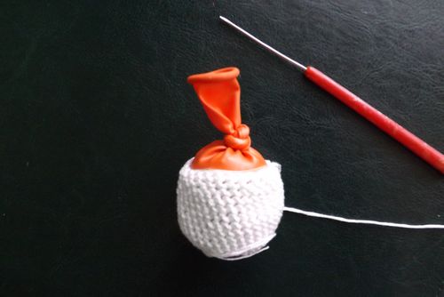 Gestricktes Panda Spielzeug mit Ihren eigenen Händen