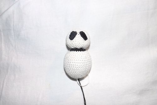 Gestricktes Panda Spielzeug mit Ihren eigenen Händen