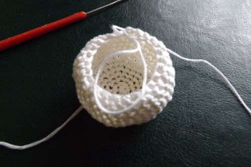 Gestricktes Panda Spielzeug mit Ihren eigenen Händen