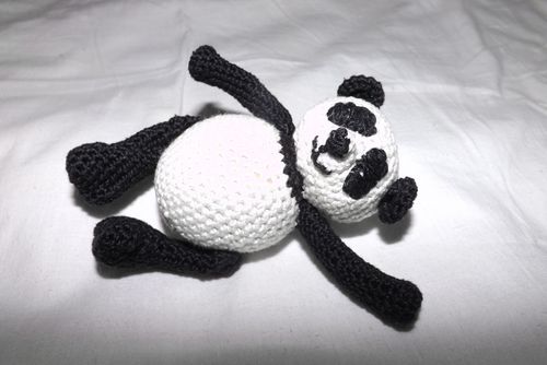 Gestricktes Panda Spielzeug mit Ihren eigenen Händen