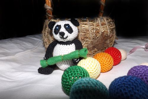 Ein gehäkeltes Spielzeug, ein Strickmuster für Anfänger. Spielzeug häkeln, Schritt für Schritt Anleitung