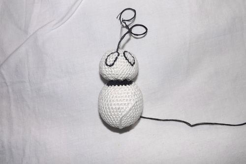 Gestricktes Panda Spielzeug mit Ihren eigenen Händen