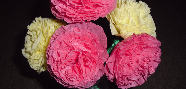 Nelken aus farbigem Papier mit eigenen Händen am 9. Mai