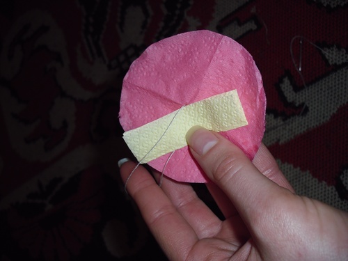 Nelken aus farbigem Papier mit eigenen Händen am 9. Mai