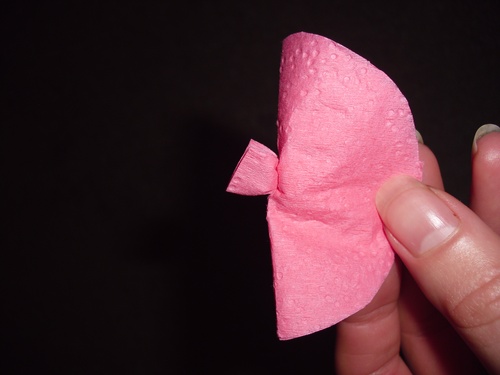 Nelken aus farbigem Papier mit eigenen Händen am 9. Mai