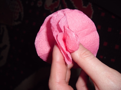 Nelken aus farbigem Papier mit eigenen Händen am 9. Mai