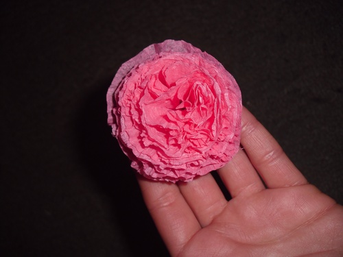 Nelken aus farbigem Papier mit eigenen Händen am 9. Mai