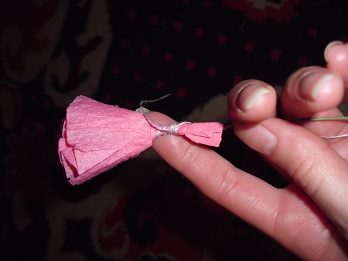 Nelken aus farbigem Papier mit eigenen Händen am 9. Mai