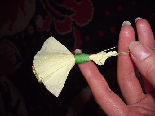 Nelken aus farbigem Papier mit eigenen Händen am 9. Mai