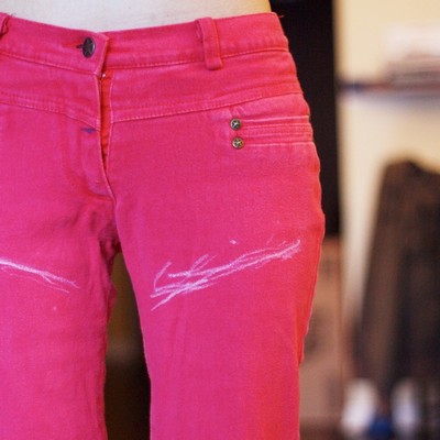 Wie man Jeans aus Shorts macht