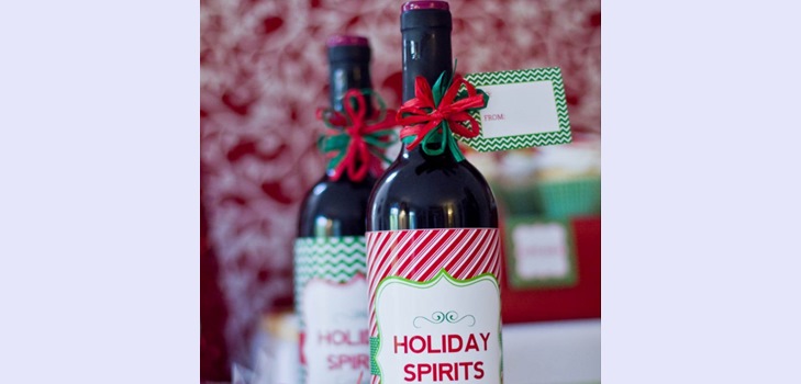 Wie man eine Flasche als Geschenk dekoriert: 5 Ideen mit einem Foto