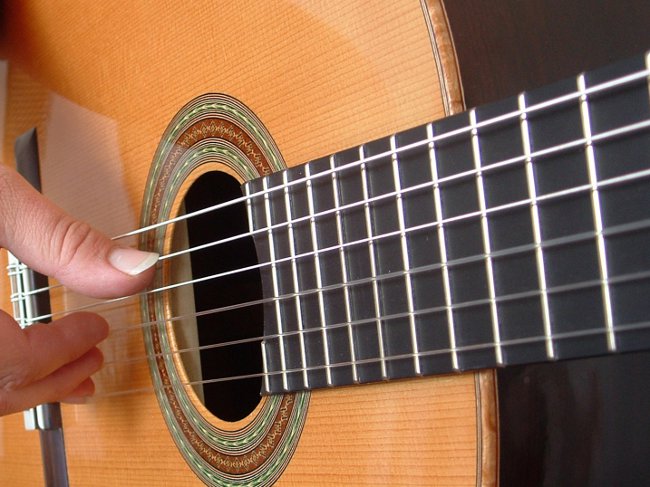 Wie man eine Gitarre für einen Anfänger einrichtet