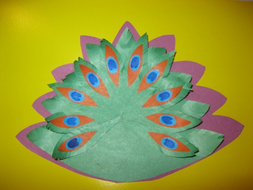 Fabulous Pfau aus farbigem Papier