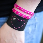 Wie man ein Lederarmband mit eigenen Händen macht