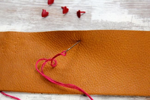Wie man ein Lederarmband mit eigenen Händen macht