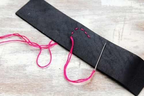 Wie man ein Lederarmband mit eigenen Händen macht