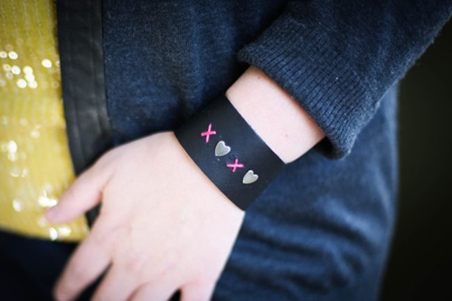 Wie man ein Lederarmband mit eigenen Händen macht