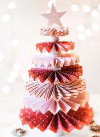 Wie man einen Weihnachtsbaum aus Papier macht