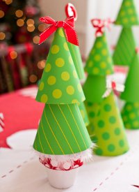 Wie man einen Weihnachtsbaum aus Papier macht