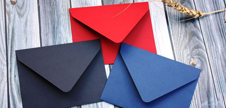 Umschlag von Papier A4 mit Ihren eigenen Händen