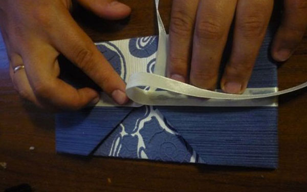 Umschlag von Papier A4 mit Ihren eigenen Händen