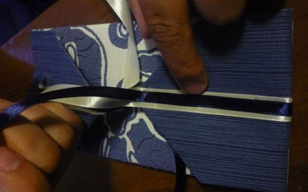 Umschlag von Papier A4 mit Ihren eigenen Händen