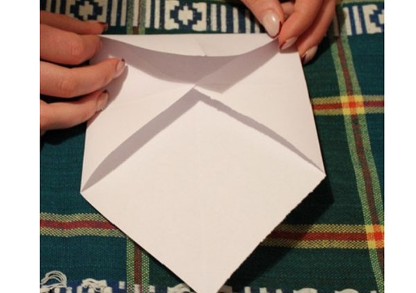 Umschlag von Papier A4 mit Ihren eigenen Händen
