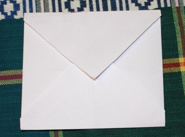 Umschlag von Papier A4 mit Ihren eigenen Händen