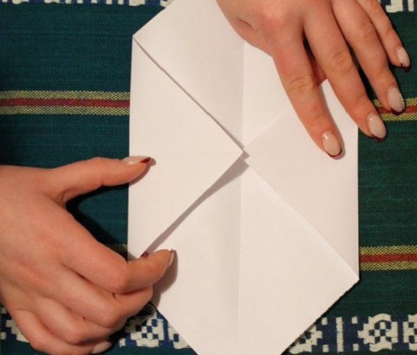 Umschlag von Papier A4 mit Ihren eigenen Händen