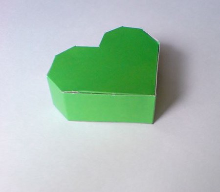 Wie man eine herzförmige Schachtel mit den eigenen Händen macht, ein Schritt-für-Schritt-Meisterkurs mit einem Foto
