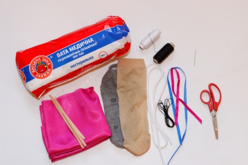 Puppenpuppe aus improvisierten Materialien