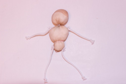 Puppenpuppe aus improvisierten Materialien