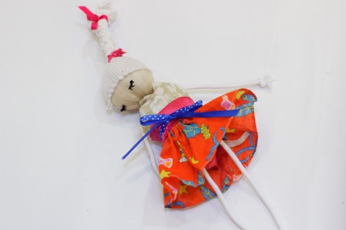 Puppenpuppe aus improvisierten Materialien