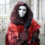 Wie machst du eine Maske mit deinen eigenen Händen für Halloween?