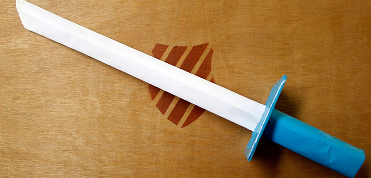 Wie man mit eigenen Händen ein Schwert aus Papier macht