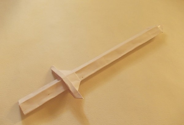 Wie man mit eigenen Händen ein Schwert aus Papier macht