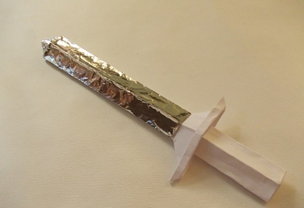 Wie man mit eigenen Händen ein Schwert aus Papier macht