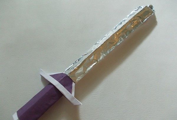 Wie man mit eigenen Händen ein Schwert aus Papier macht