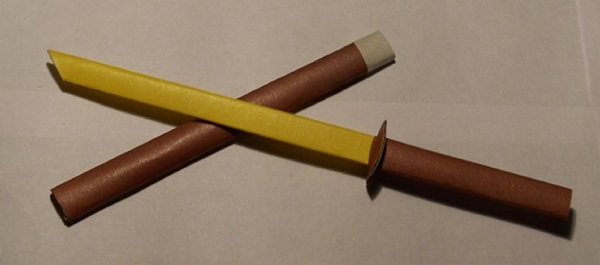 Wie man mit eigenen Händen ein Schwert aus Papier macht