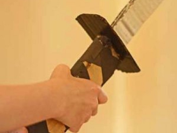 Wie man mit eigenen Händen ein Schwert aus Papier macht
