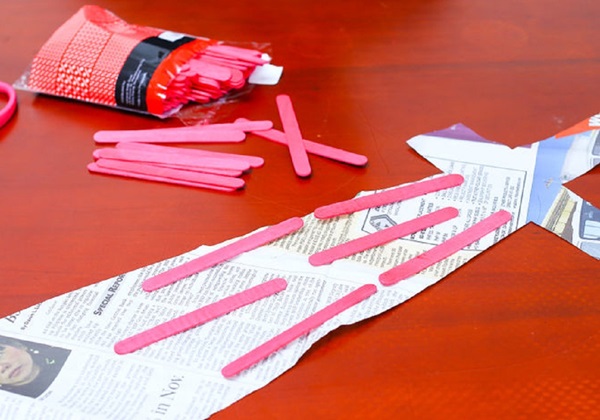 Wie man mit eigenen Händen ein Schwert aus Papier macht
